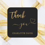 Vielen Dank, schwarzer Goldname Quadratischer Aufkleber<br><div class="desc">Klassischer schwarzer Hintergrund,  goldener Text. Personalisieren Sie Ihren Namen und fügen Sie ihn hinzu. Mit dem Text: Danke   ein kleines Herz.</div>