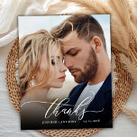 Vielen Dank Script Hochzeitskartentelei Foto Danke<br><div class="desc">Budget Modern Elegant "Danke" Script 2 Foto Hochzeit Danke Ihnen erschwingliche Low Budget Thin Card. Stilvolle Hochzeitsvorlage mit einem vollen senkrechten Foto auf der Vorderseite mit Overlay-Text "Danke" in einer handgeschriebenen Kalligraphie oder Typografie Drehbuch Schriftart in Weiß auf dem Bild. Auf der Rückseite ein Foto und vorgefertigte Danksagung Nachricht. ***BEACHTE!...</div>
