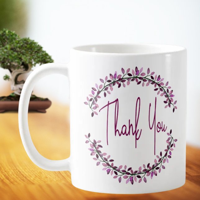 Vielen Dank Typografie Simple Chic Leaf Wreath Kaffeetasse (Thank you script encased by upper and lower purple leaf halves ceramic mug.)