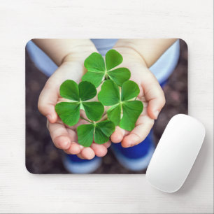 Vier-Blätter-Clovers in kleinen Händen Mousepad