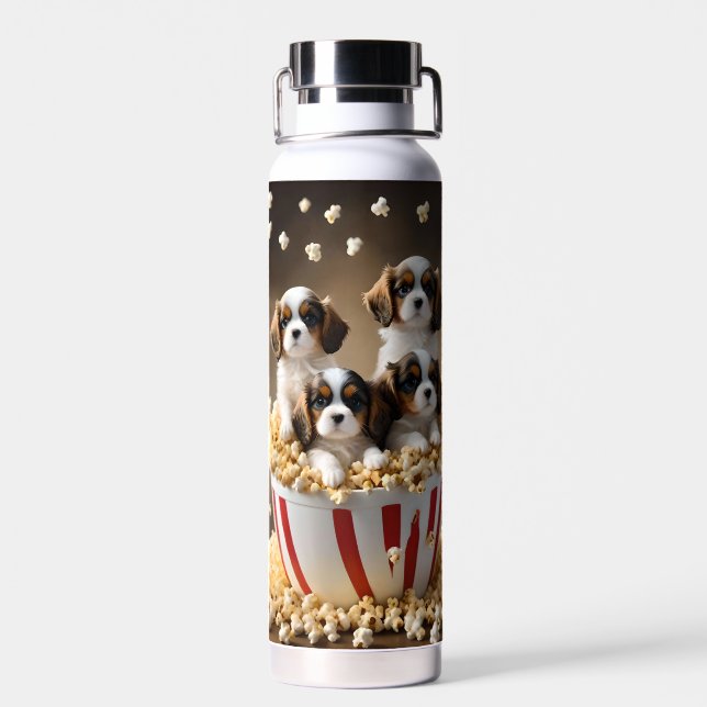 Vier Cavalier Spaniel Welpen im Popcorn, Trinkflasche (Rückseite)