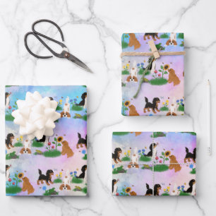 Vier Cavalier-Spaniels in einem Bereich von Blume Geschenkpapier Set