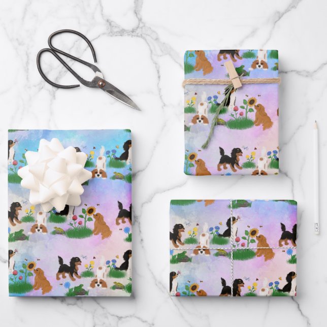 Vier Cavalier-Spaniels in einem Bereich von Blume Geschenkpapier Set (Vorderseite)