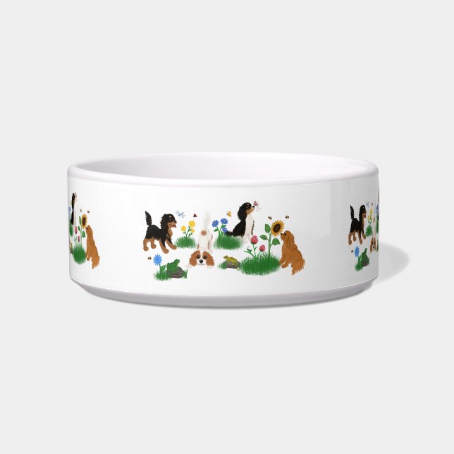 Vier Cavalier-Spaniels in einem Bereich von Blume  Napf (Vorderseite)