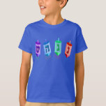 Vier Dreidels Kids-Shirts T-Shirt<br><div class="desc">Vier mehrfarbige Dreilinge zeigen Nonne,  Gimel,  Hei und Schien. Nes Gadol Hayah Sham. Ein Chanukah-Design.</div>