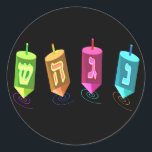 Vier Dreidelsklammern Runder Aufkleber<br><div class="desc">Vier mehrfarbige Dreilinge zeigen Nonne, Gimel, Hei und Schien. Nes Gadol Hayah Sham. Ein Chanukah-Design.</div>