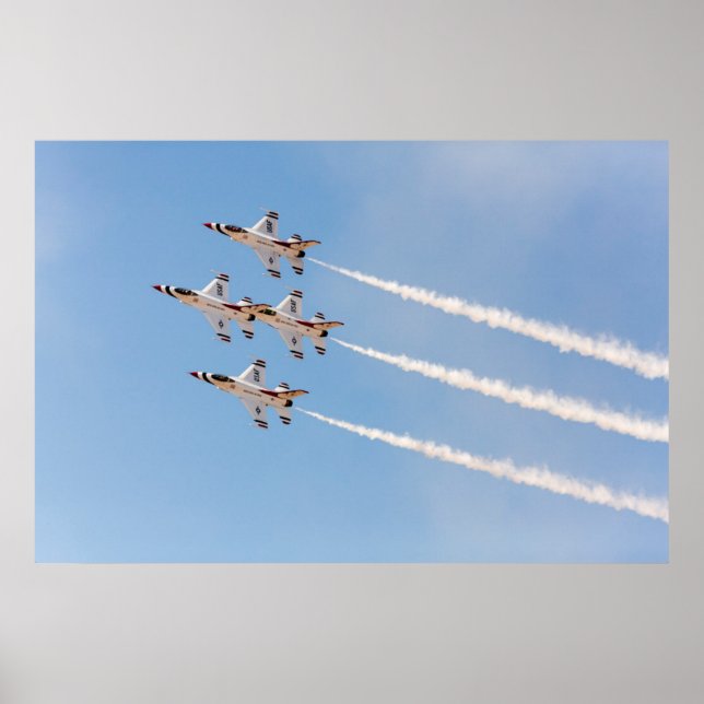 Vier F-16 Donnervögel fliegen in naher Bildung Poster (Vorne)