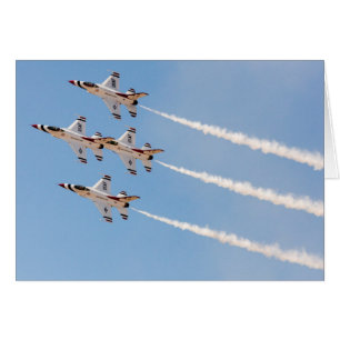 Vier F-16 Thunderbirds fliegen in enger Formation