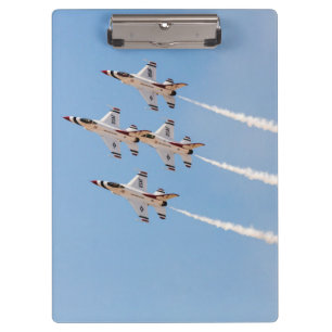 Vier F-16 Thunderbirds fliegen in enger Formation Klemmbrett
