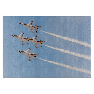 Vier F-16 Thunderbirds fliegen in enger Formation Schneidebrett