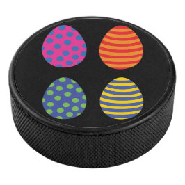 Vier farbige Ostereier Eishockey Puck