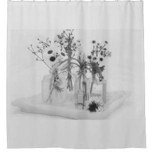Vier Flaschen und weiße Blume Duschvorhang