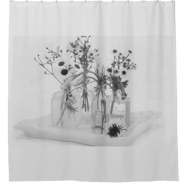Vier Flaschen und weiße Blume Duschvorhang (Vorderseite)
