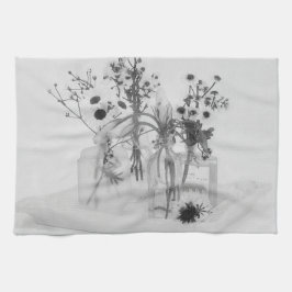 Vier Flaschen und weiße Blume Geschirrtuch