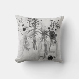 Vier Flaschen und weiße Blume Kissen