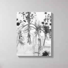 Vier Flaschen und weiße Blume Leinwanddruck