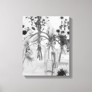 Vier Flaschen und weiße Blume Leinwanddruck