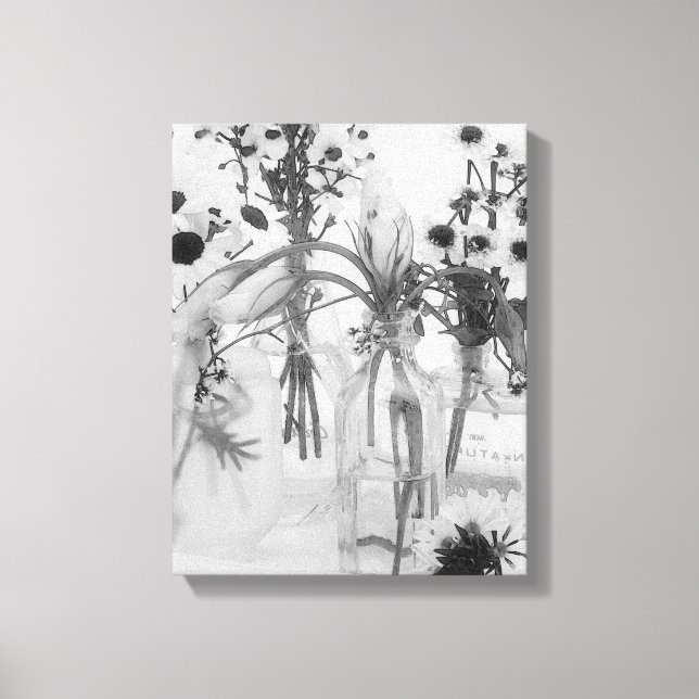 Vier Flaschen und weiße Blume Leinwanddruck (Vorderseite)