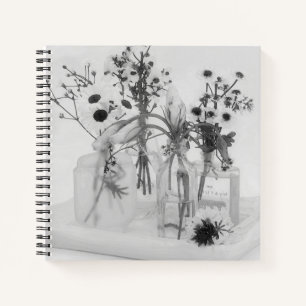 Vier Flaschen und weiße Blume Notizbuch
