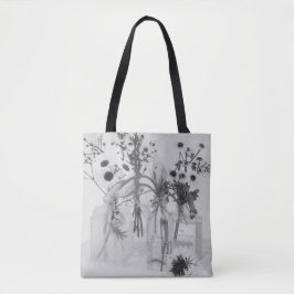 Vier Flaschen und weiße Blume Tasche