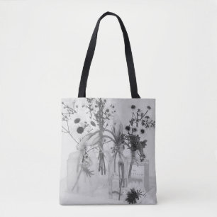Vier Flaschen und weiße Blume Tasche