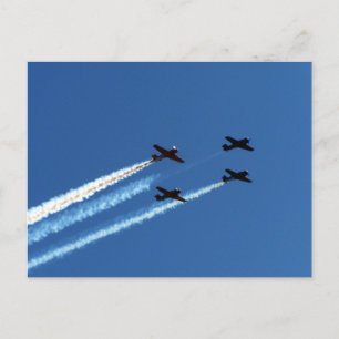 vier fliegende Flugzeug mit blauem Himmel Postkarte