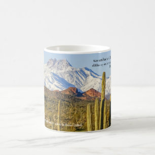 Vier-Gipfel-Berg mit Schneehaube Saguaro-Kaktus Kaffeetasse