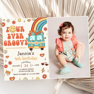 Vier je Groovy Retro Rainbow 4. Geburtstag Foto Einladung