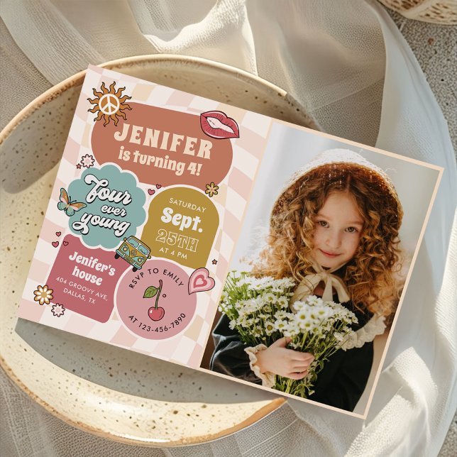 Vier Junge Groovy Daisy 4. Geburtstag Foto Einladung (Von Creator hochgeladen)