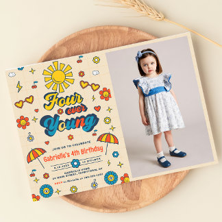 Vier Junge Groovy Retro Daisy 4. Geburtstag Einladung