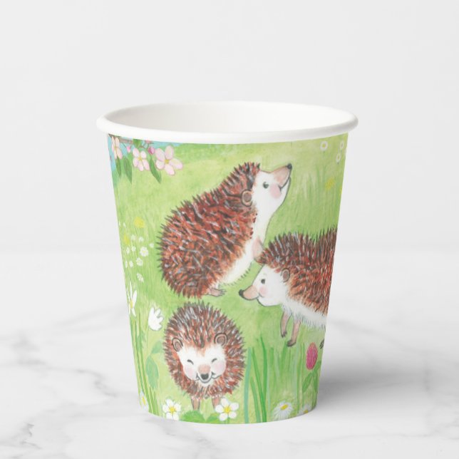 Vier kleine Igel auf der blühenden Wiese Pappbecher (Vorderseite)