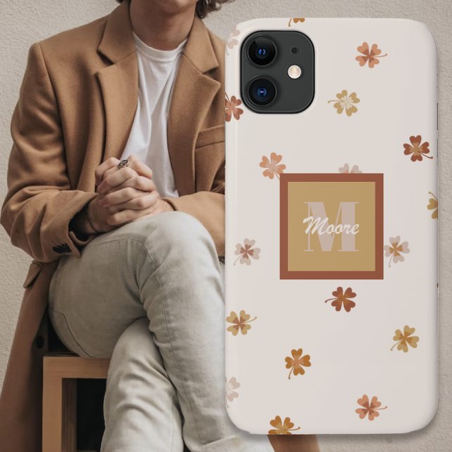 Vier Leaf Clovers auf Licht in rustikalen Erdtönen Case-Mate iPhone Hülle (Four Leaf Clovers on light in rustic earthtones Case-Mate iPhone Case by Leapfroglisics Shop)