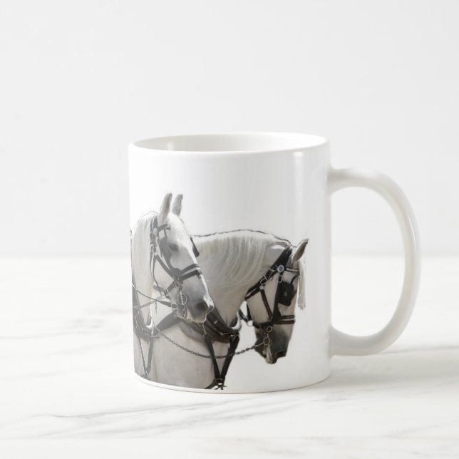 Vier nebeneinander graue Percheron Entwurfs-Pferde Kaffeetasse (Rechts)