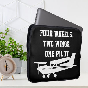 Vier Räder, zwei Flügel, ein Pilot, coole Luftfahr Laptopschutzhülle