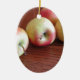 Vier reife Äpfel auf einem Holztisch Keramik Ornament (Vorne)