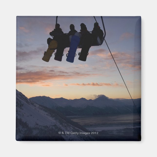 Vier Snowboarder sind auf einem Skilift silhouetti Magnet (Vorne)