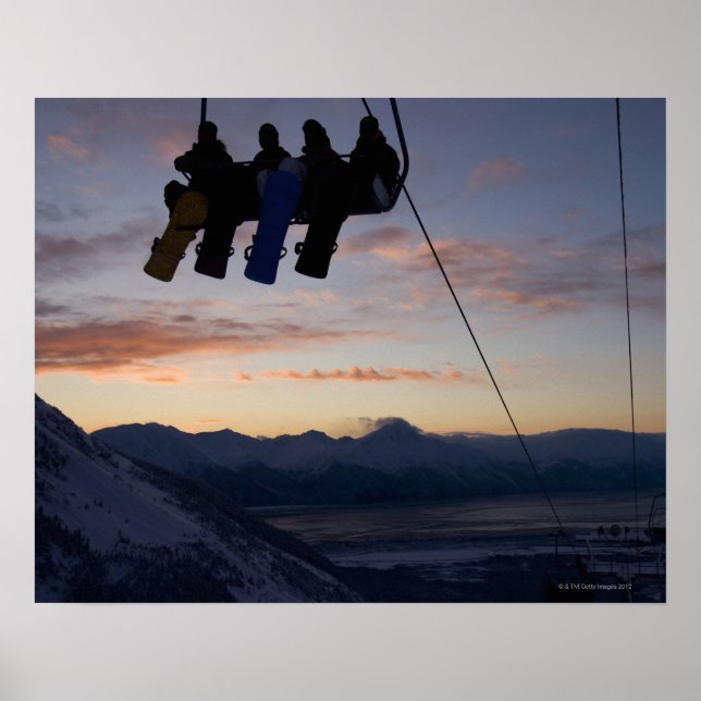 Vier Snowboarder sind auf einem Skilift silhouetti Poster (Vorne)