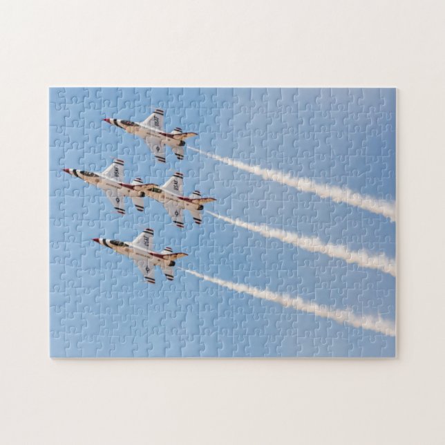 Vier Thunderbirds F-16 fliegen in nahe Bildung (Horizontal)