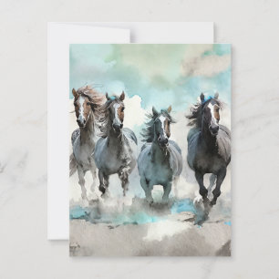 Vier wilde Mustangs galoppieren über die Prärie Postkarte