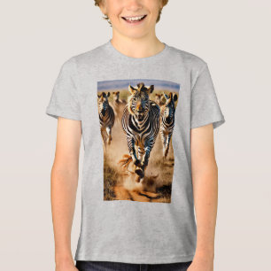 Vier Zebras laufen über die Savanne, während ein Tri-Blend Shirt