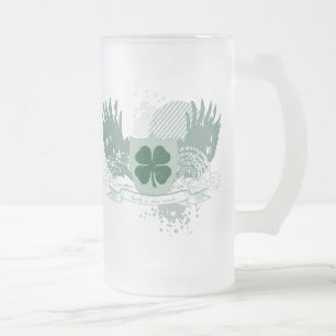 vierblättriges Kleeblatt. Glück der Irisch. Mattglas Bierglas