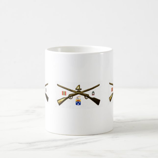 Vierte Infanterie-Regiment-Kreuz-Gewehre Kaffeetasse (Mittel)
