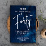 vierzig | Navy Blue 40. Geburtstags-Überraschungs- Einladung<br><div class="desc">vierzig | Navy Blue 40th Birthday Surprise Party Einladung bietet einen Hintergrund tiefblauer Wasserfarbe,  mit raffinierten weißen Textelementen verziert,  die die Botschaft "SHH! Es ist ein Überraschungsgeburtstag Vierzig" vermitteln. Personalisieren Sie diese Einladung,  indem Sie Ihre einzigartigen Party-Details und Informationen.</div>