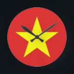 Vietnam Fahnenmauer Runde Wanduhr<br><div class="desc">Vietnam-Flagge. Design an der Wanduhr. Passende Kleidung,  Accessoires,  Büroartikel,  Zuhause-Produkte und mehr...  Vergiss nicht die ganze Kollektion.</div>