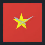 Vietnam-Flagge Quadratische Wanduhr<br><div class="desc">Die vietnamesische Flagge ist ein Stern auf einem Feld. Die verwendeten Farben in der Flagge sind das Rot,  gelb. Der Anteil der vietnamesischen Flagge ist 2: 3. Die Flagge von Vietnam wurde im Jahre 1945 adoptiert.</div>