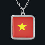 Vietnam-Flagge Versilberte Kette<br><div class="desc">Die vietnamesische Flagge ist ein Stern auf einem Feld. Die verwendeten Farben in der Flagge sind das Rot, gelb. Der Anteil der vietnamesischen Flagge ist 2: 3. Die Flagge von Vietnam wurde im Jahre 1945 adoptiert.</div>