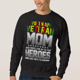 Vietnam Veteranen-Mama Einige Leute schauen auf ih Sweatshirt