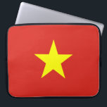 vietnamesische Flagge (Vietnam) Laptopschutzhülle<br><div class="desc">Dieses Design ist mit der Nationalflagge von Vietnam (offiziell als Sozialistische Republik Vietnam bekannt), einem Land in Südostasien. Es ist das östlichste Land auf der Indochinesischen Halbinsel. Vietnam grenzt im Norden an die China und im Westen an Laos und Kambodscha. Vietnam hat auch Seegrenzen zu Thailand durch den Golf von...</div>