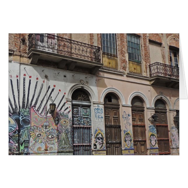 Vieux bâtiment avec le graffiti et les portes de (Devant horizontal)