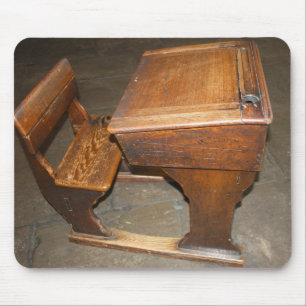 Vieux bureau d'école et tapis de souris en bois de